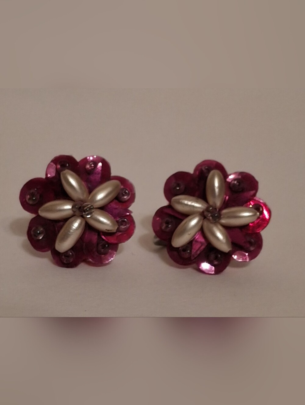 Vtg mid-century screw back/clip-on earrings purple sequins, white faux pearl